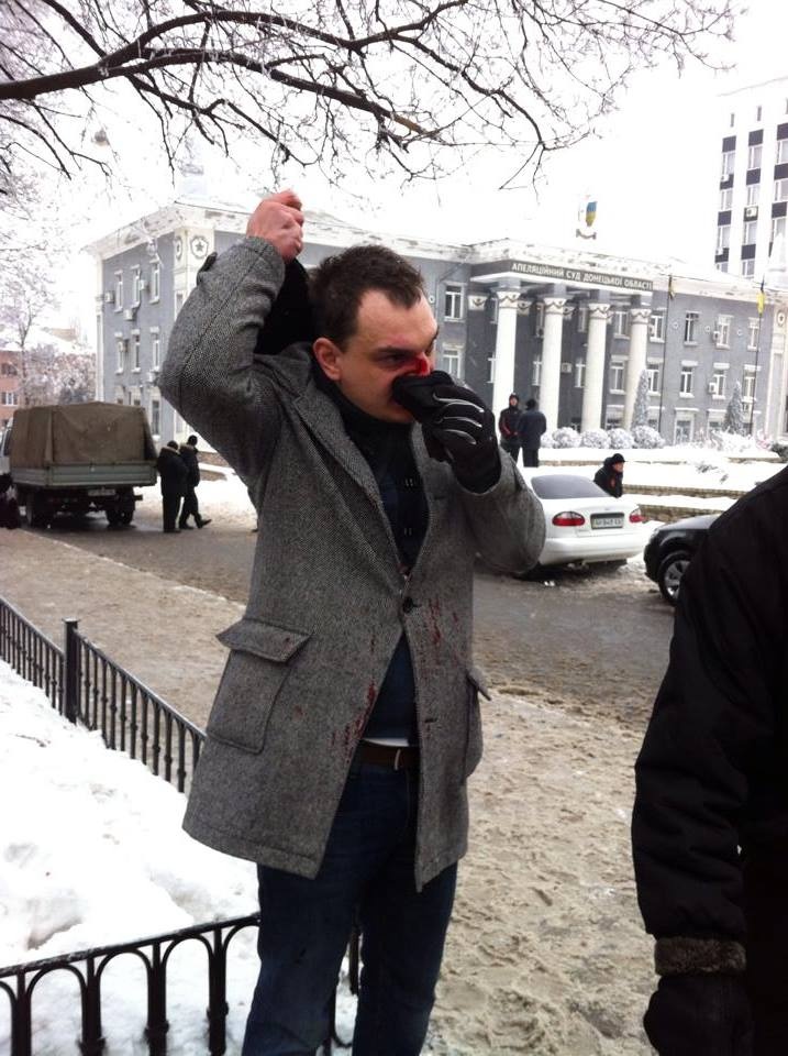 В феврале в Донецке Романа Лягина избили люди с георгиевскими ленточками. Фото: novosti.dn.ua