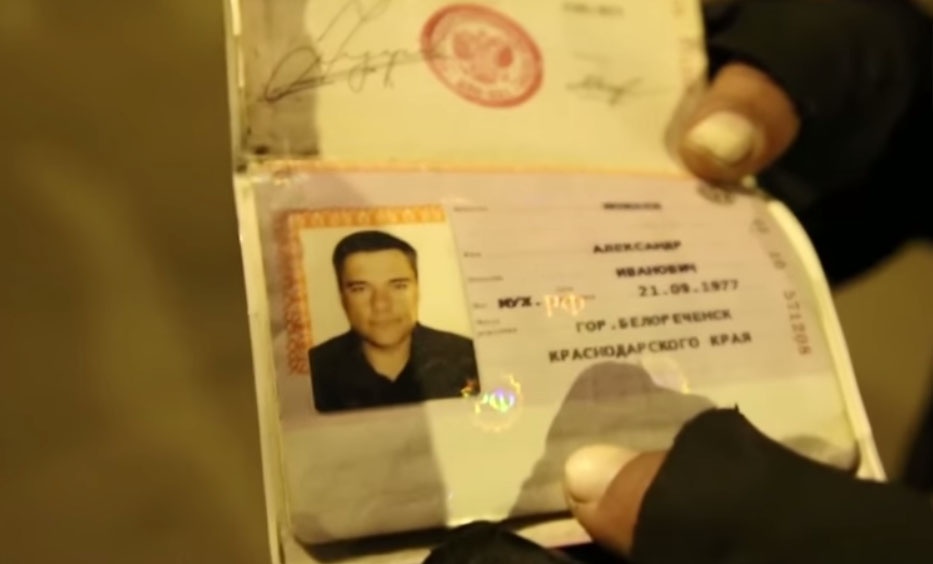 Александр Можаев показал журналистам свой российский паспорт. Скриншот: VICE News / YouTube