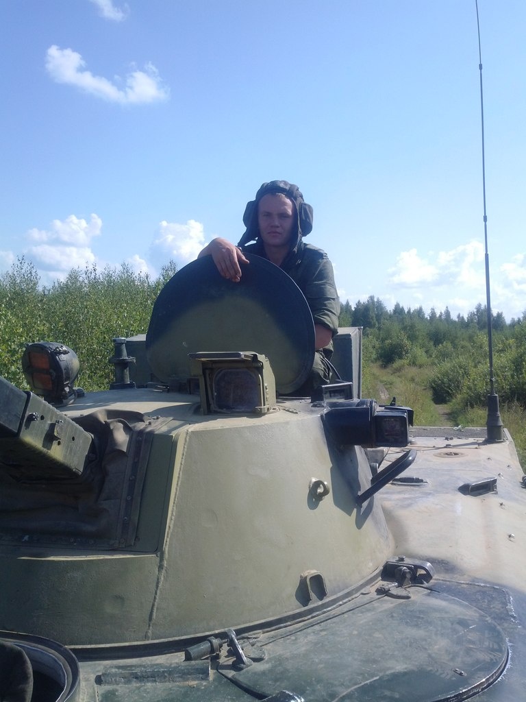 По официальной версии, в танк Сергея Селезнева во время учений попал снаряд.Фото: Сергей Селезнев / ВКонтакте