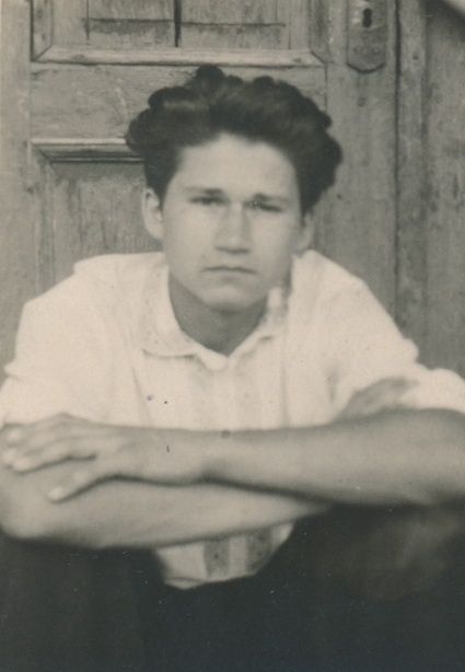 На родном пороге, 1948 год. Фото из личного архива Витольда Фокина