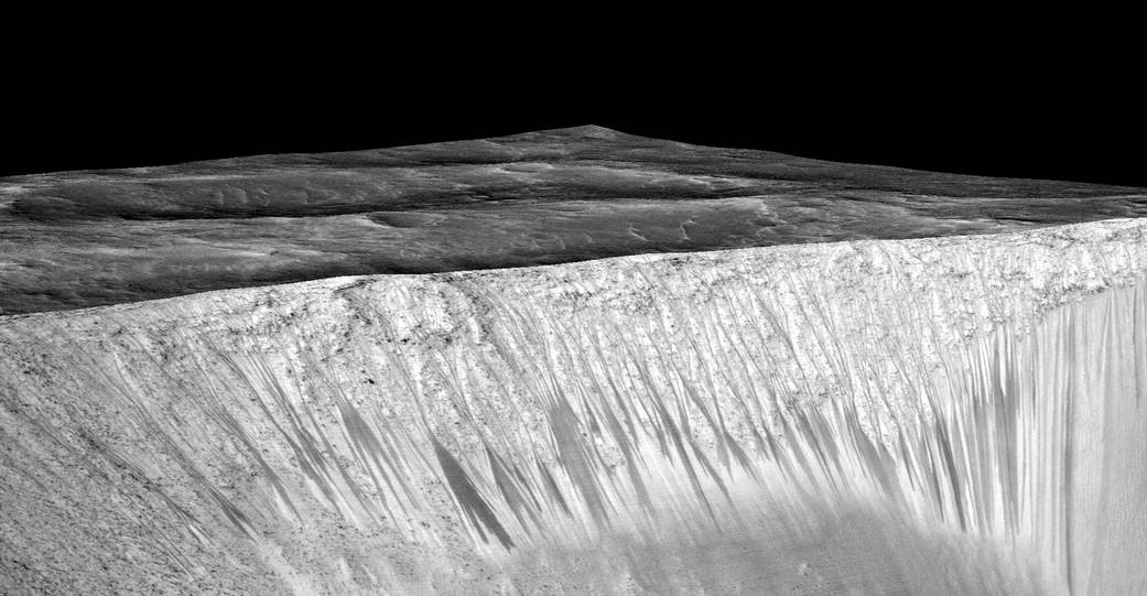 Потоки на склонах кратера Гарни. Фото: nasa.gov