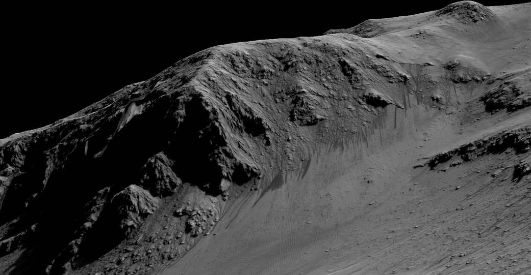 Темные, узкие полосы в таких местах, как эта часть кратера Горовица, формируются сезонными потоками воды на современном Марсе. Полосы длиной примерно с футбольное поле, в холодное время года они исчезают. Фото: nasa.gov