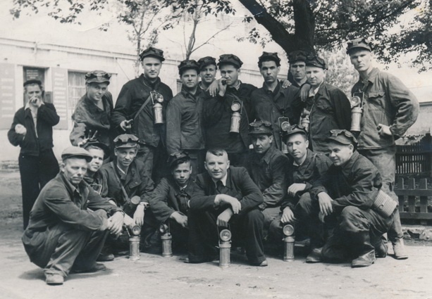 Витольд Фокин (стоит в центре с сигаретой) перед спуском в шахту, Макеевка, 1957 год. Фото из личного архива Витольда Фокина
