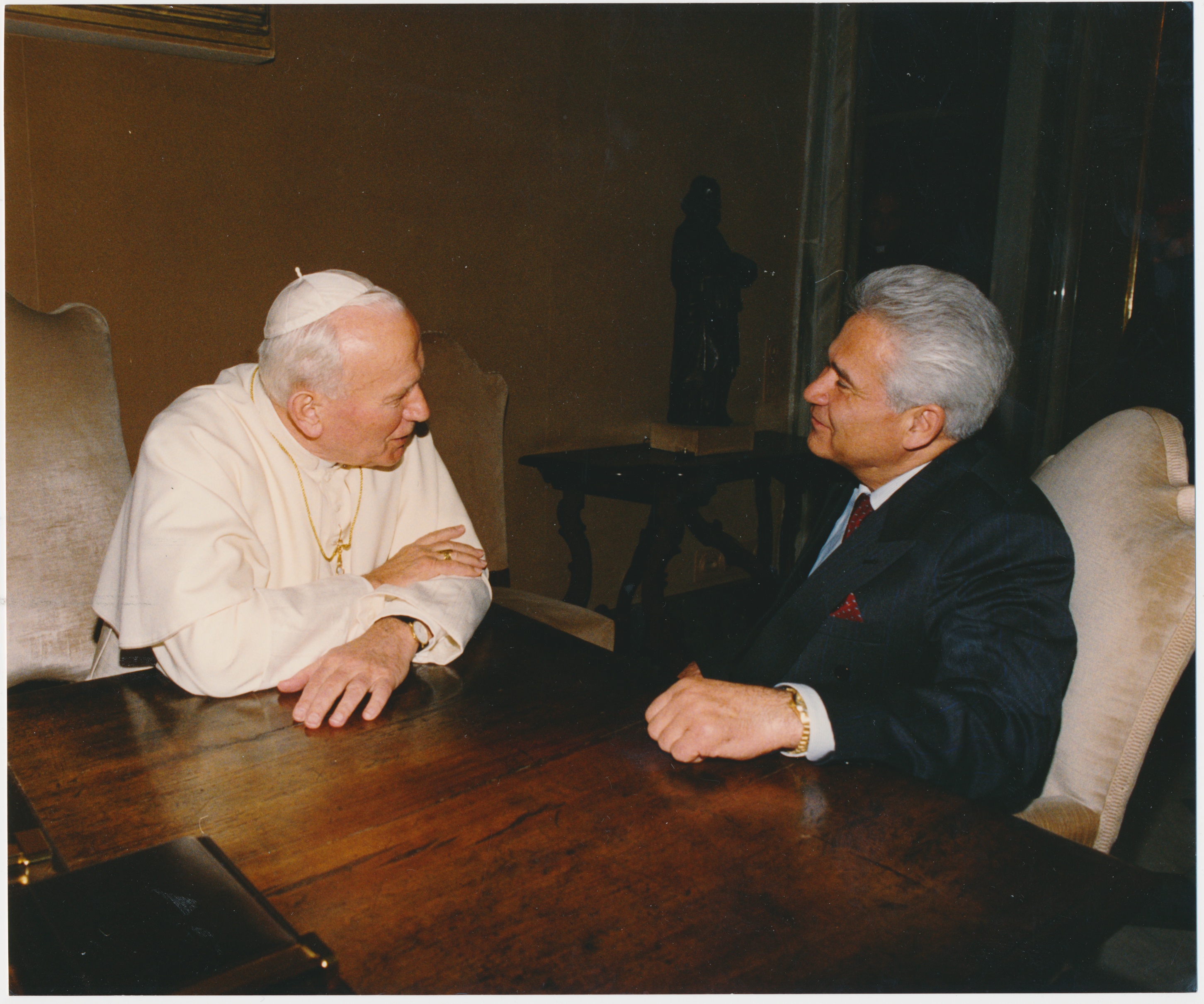 С Папой Римским Иоанном Павлом II, 2002 год. «От него действительно какая-то чистота, святость исходила, я чувствовал себя в его присутствии так, словно на облаке сидел". Фото из личного архива Витольда Фокина