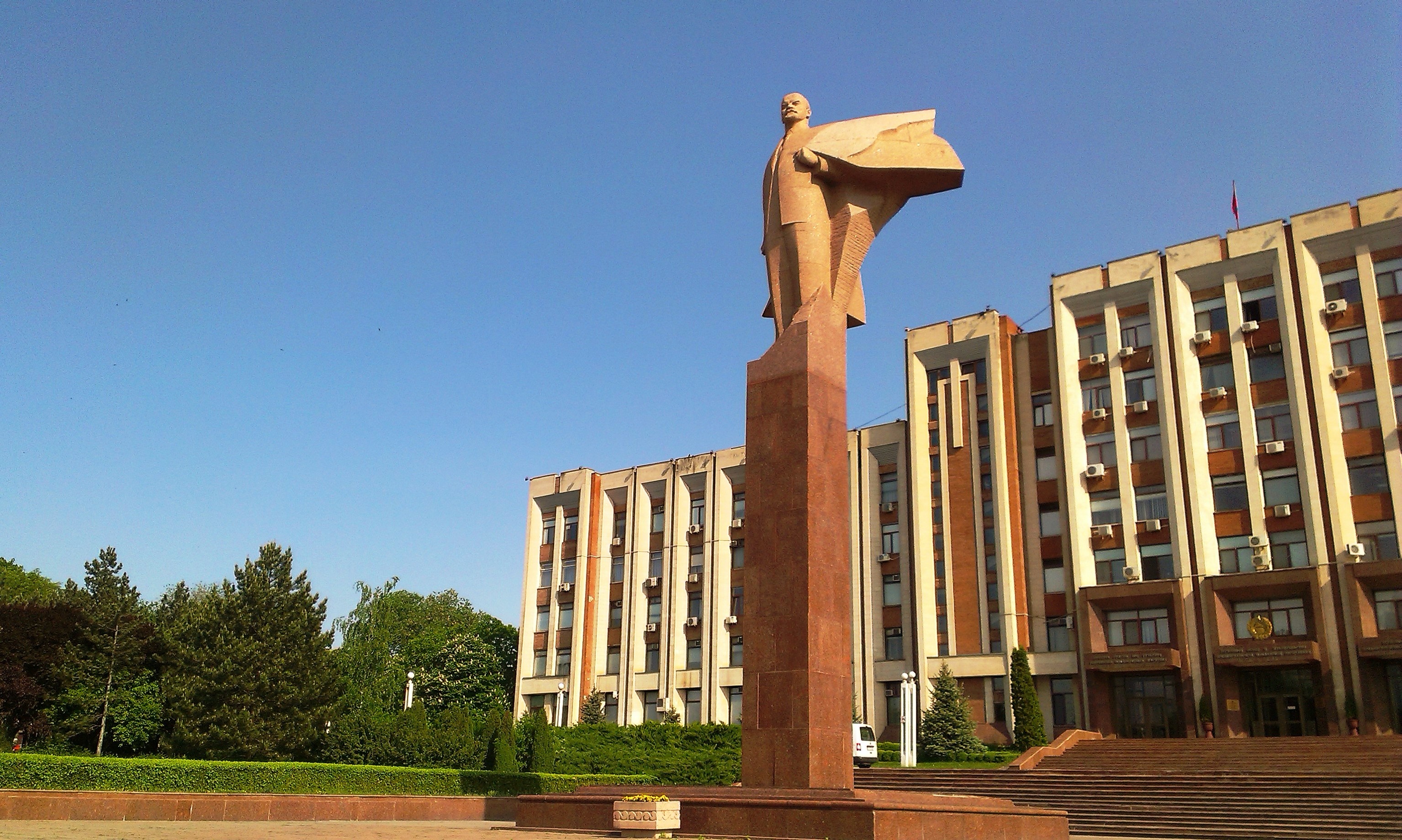 Монумент Ленина на фоне Верховного Совета ПМР в Тирасполе. Фото: Мирослава Заец / Gordonua.com