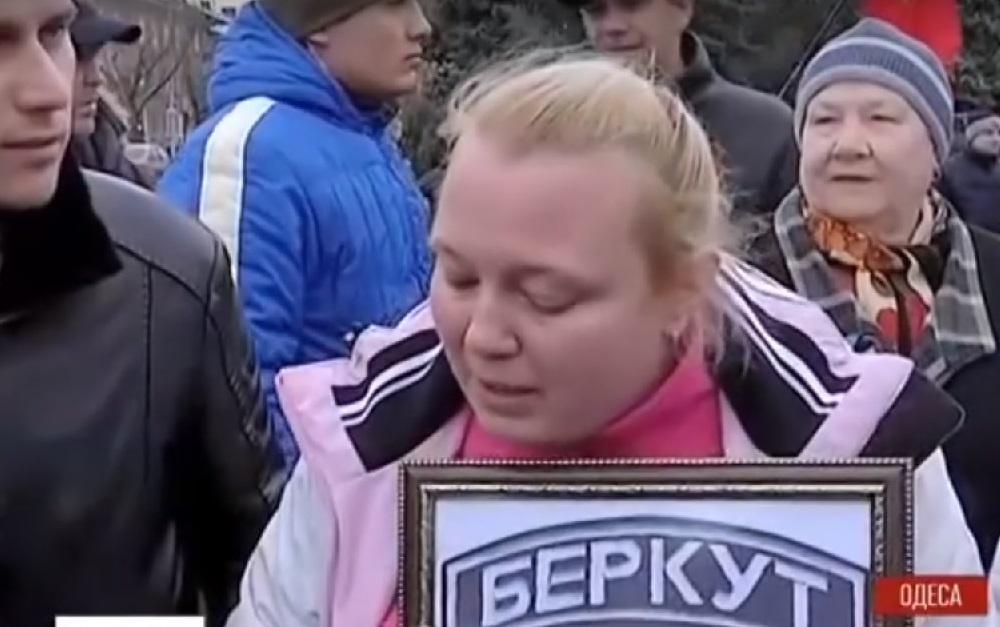 "Активистка" в Одессе. Скриншот: ТСН / YouTube