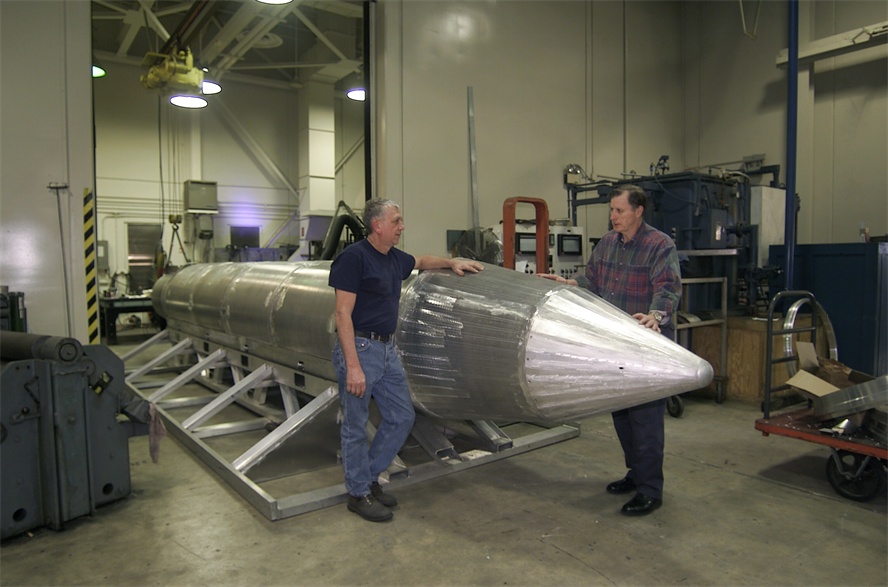 Эл Веймортс, создатель бомбы GBU-43/B и Джозеф Фелленц, главный конструктор, с прототипом бомбы до того, как она была окрашена и испытана. Фото: af.mil