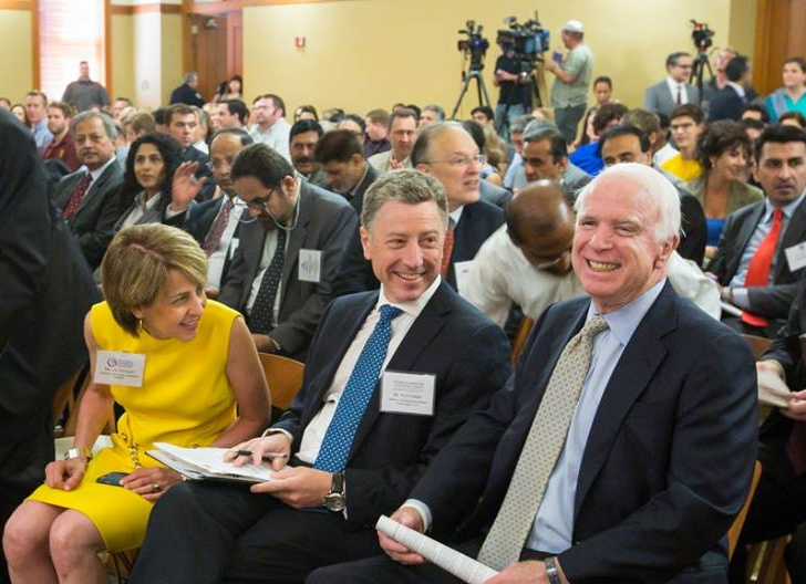 Слева направо: президент Американской коалиции глобального лидерства, исполнительный директор Института МакКейнаКурт Волкер и сенатор Джон МакКейн. Фото: The McCain Institute / Facebook