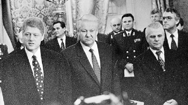 Президент США Билл Клинтон, президент России Борис Ельцин и Президент Украины Леонид Кравчук во время подписания Будапештского меморандума о гарантиях безопасности в связи с присоединением Украины к Договору о нераспространении ядерного оружия. Слева во втором ряду — Евгений Марчук, 1994 год