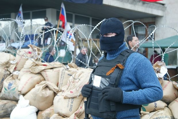 Сепаратисты в Украине использовали черно-оранжевую ленту для самоидентификации. Фото: day.kiev.ua