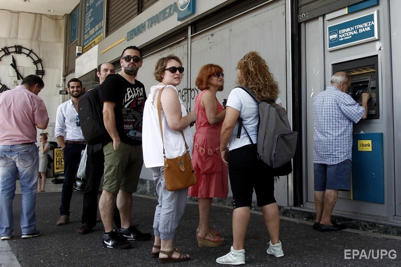 Узнав о проблемах в финансовом секторе, греки начали массово снимать наличность с банкоматов. Фото: ЕРА
