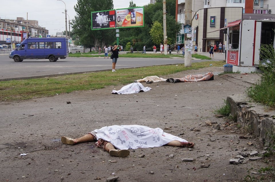 Последствия артобстрела в Луганске. Фото: Ромас Виталий \ Facebook 