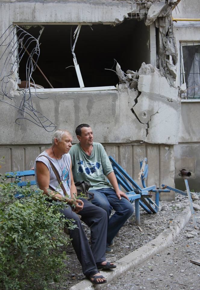 Последствия артобстрела в Луганске. Фото: Ромас Виталий \ Facebook