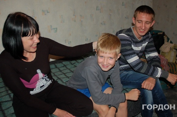 Семья Живеляк Яна Олег и их сын - семиклассник Миша 