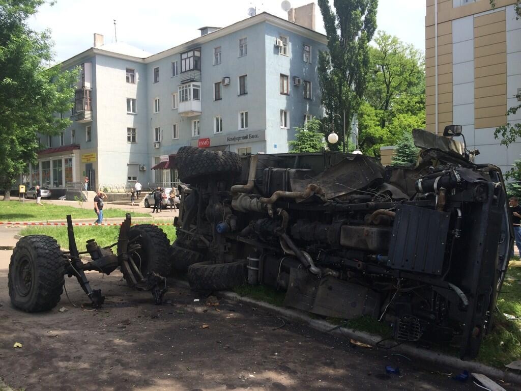 Остатки "Камаза" с боевиками, обстрелянного украинской армией. Фото: Christopher Miller / Twitter