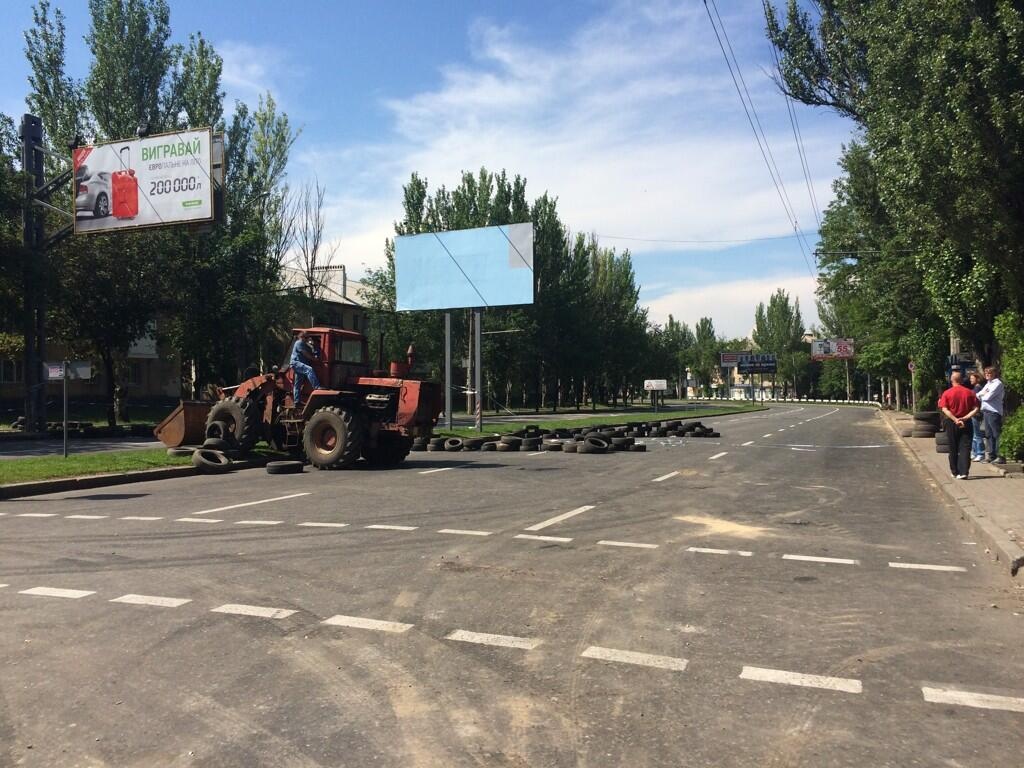 Дорога в нескольких сотнях метров от аэропорта Донецка. Кроме террористов и зевак тут никого нет. Фото: Christopher Miller / Twitter