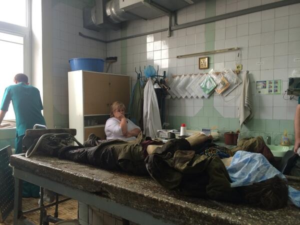 Один из погибших боевиков в морге Донецка. Фото: Christopher Miller / Twitter