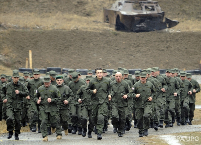 Саакашвили на военной базе вооруженных сил Грузии в Тбилиси, 2 марта 2011 года. Фото: EPA