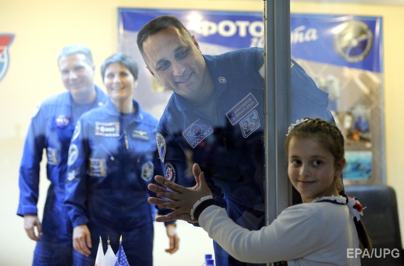 Россиянин Антон Шкаплеров прощается с дочерью. Экипаж отправится на МКС 24 ноября. Фото: EPA/UPG