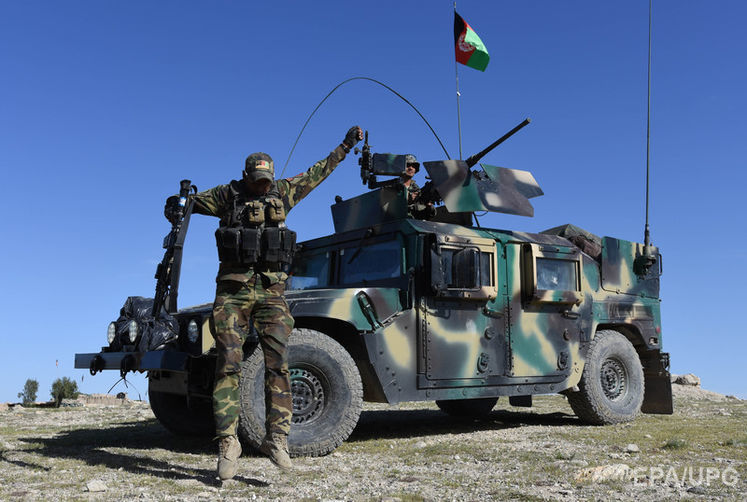 Афганские сотрудники службы безопасности занимают позиции во время операции против ИГИЛ после бомбардировки в районе Ачин, провинция Нангархар, 14 апреля 2017 года. Фото: EPA