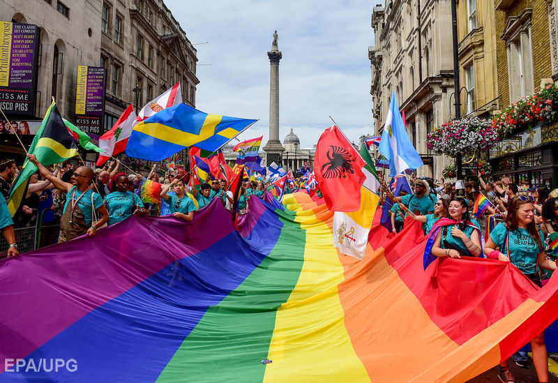 В Лондоне прошел крупнейший в истории города гей-парад. Фоторепортаж / ГОРДОН
