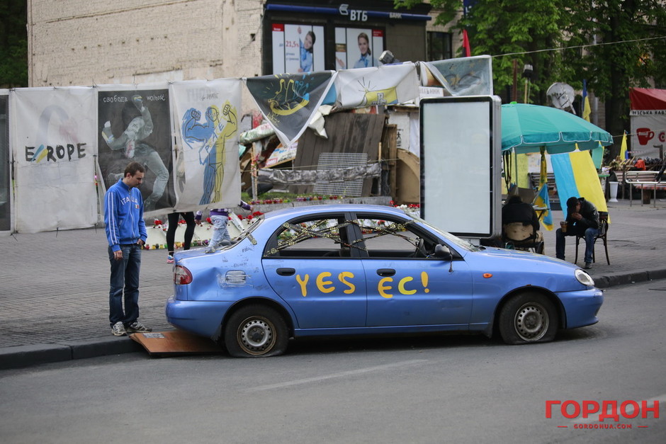Одна из разбитых машин Автомайдана - часть музея на улице Крещатик, апрель 2014