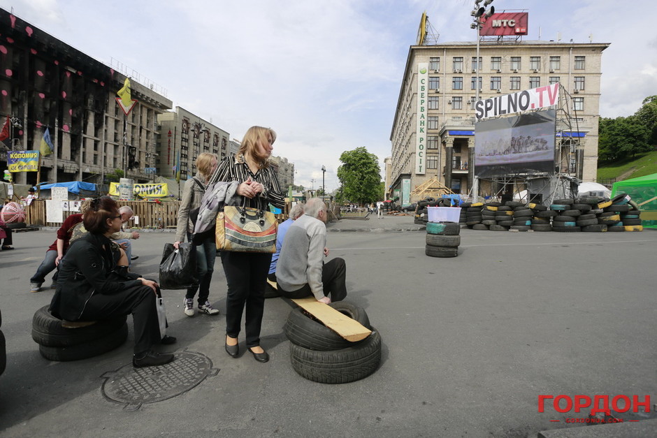 Импровизированный кинотеатр на Майдане, май 2014