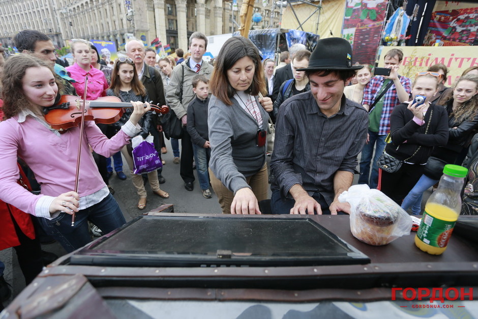 Странствующий немецкий пианист Давид Мортелло дает концерт на Майдане незалежности, апрель 2014