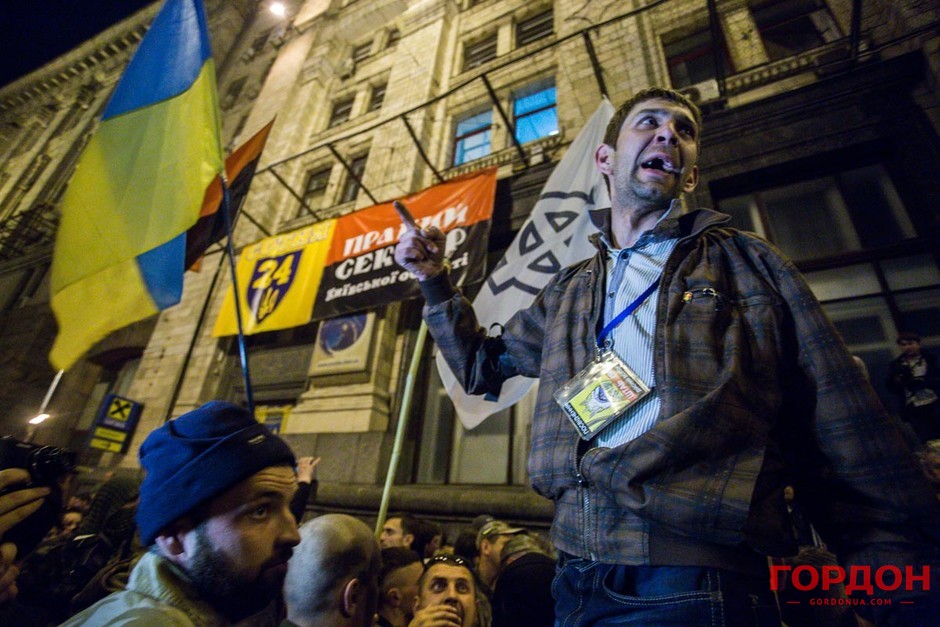Конфликт между националистами и Самообороной во время факельного шествия на Крещатике, апрель 2014