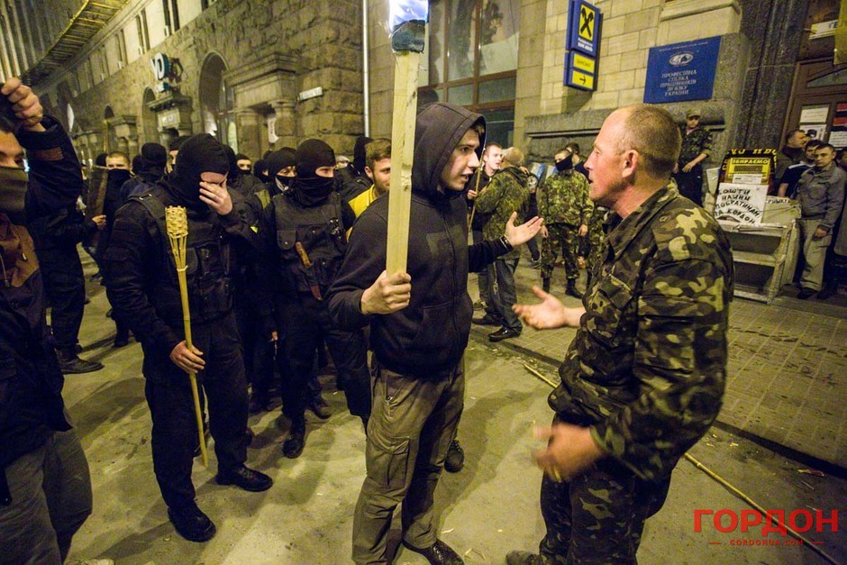 Конфликт между националистами и Самообороной во время факельного шествия на Крещатике, апрель 2014