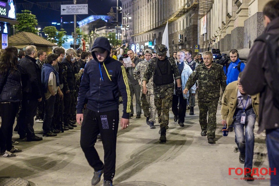 Националисты уже без факелов проходят через коридор созданный Самообороной, апрель 2014