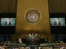 Порошенко: Чтобы ввести мир в заблуждение, российские солдаты снимают знаки отличия