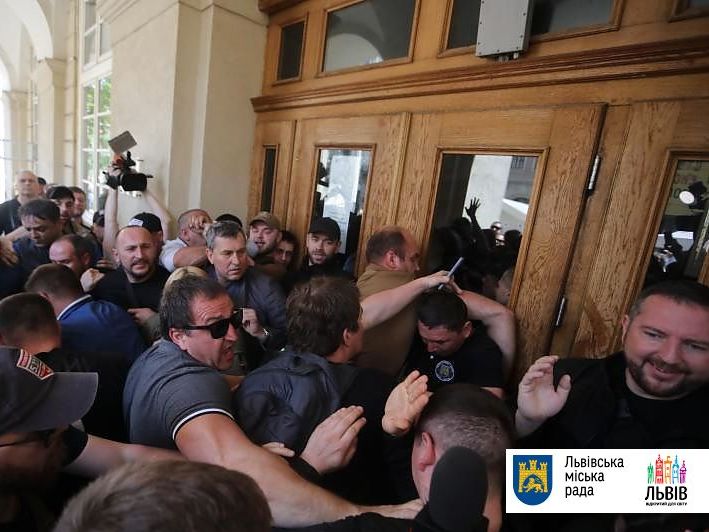 Во Львове националисты сломали двери мэрии