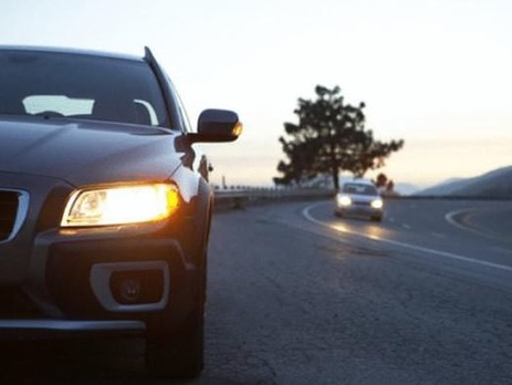 ГАИ: С 1 октября водители обязаны ездить за городом с включенными фарами даже днем