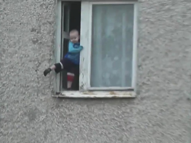 В России ребенок несколько минут гулял по карнизу окна восьмого этажа, пока мать вышла в соседнюю комнату. Видео