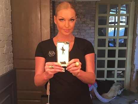 Анастасия Волочкова продемонстрировала растяжку в холле ресторана