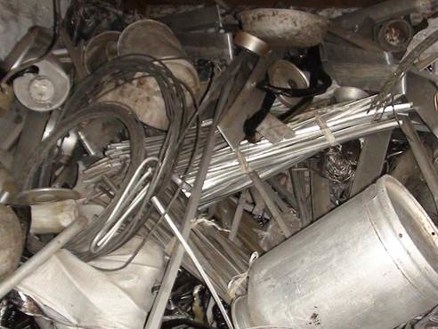 На Донбассе СБУ изъяла у группы мародеров более восьми тонн алюминия, три тонны меди и арсенал оружия