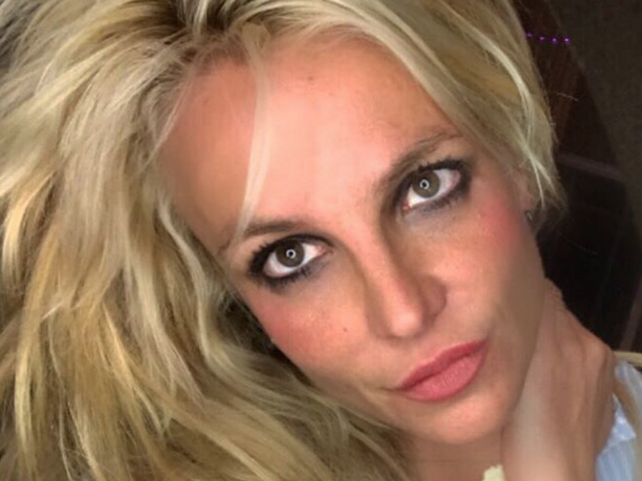 Бритни демонстрирует своё тело на камеру Бритни демонстрирует своё тело на камеру