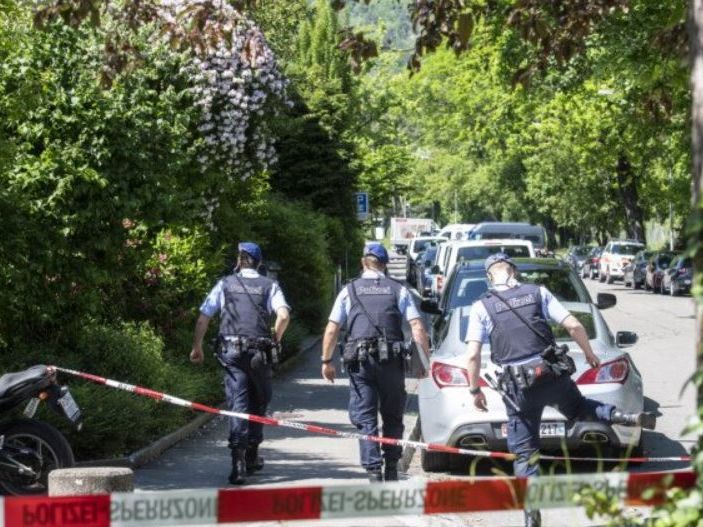 В Цюрихе мужчина застрелил двух заложниц и покончил с собой