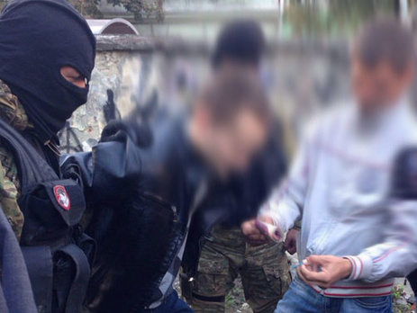 Во Львове милиция задержала двух мужчин при попытке продать автомат и патроны. Фоторепортаж