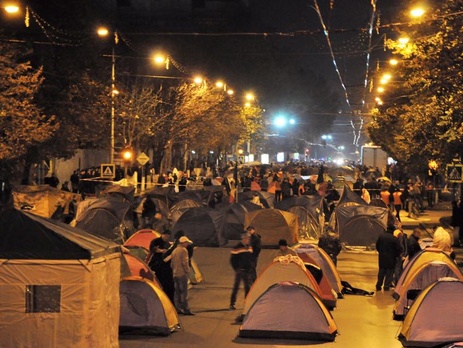 Протестующие перекрыли центральную улицу Кишинева, требуя отставки президента. Фоторепортаж