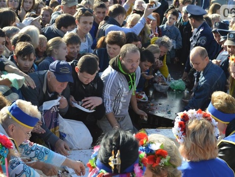 В Запорожье на праздновании дня города дрались за бесплатный кусочек торта. Фоторепортаж
