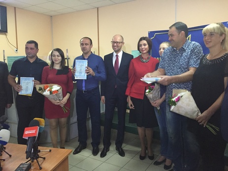 Яценюк и Петренко в Черновцах начали выдачу свидетельств о рождении в роддомах