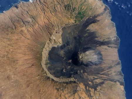 Ученые выяснили происхождение гигантских валунов на острове Сантьяго