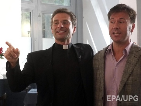 Ватикан уволил священника-гея после 