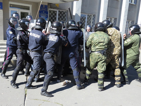 В Донецкой области прошли учения по пресечению милицией массовых беспорядков. Фоторепортаж