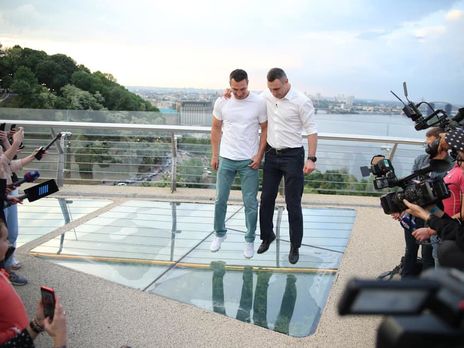 На участок пешеходного моста в Киеве вместо стеклопленки установят супербронированное стекло – Кличко