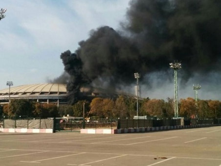 В Москве горел стадион "Лужники", район затянуло клубами черного дыма