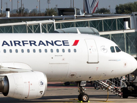 Сотрудники Air France взяли штурмом штаб-квартиру компании и избили двух директоров