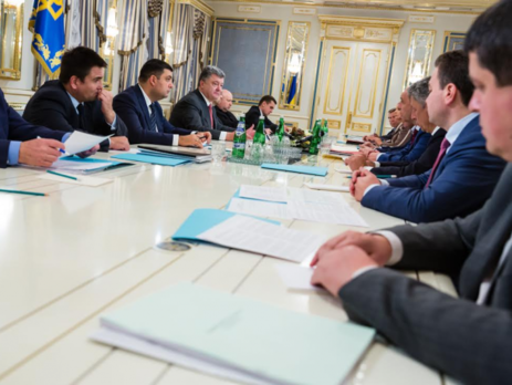 Порошенко: Завтра боевики могут объявить об отмене своих 